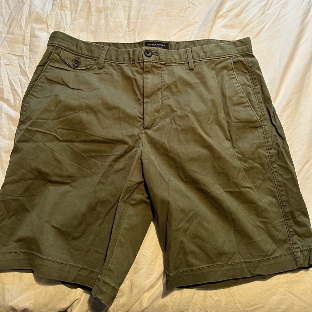 Olive banana republic chino shorts size 36